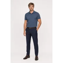 Pull polo manche courte bleu indigo — vue décontractée porté main en poche
