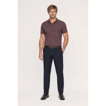 Pull polo manche courte bordeaux — vue décontractée porté main en poche