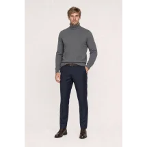 Pull col roulé gris — vue décontractée porté main en poche