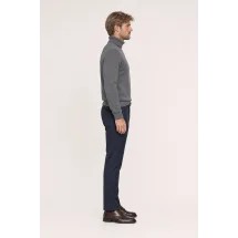 Pull col roulé gris — vue profil porté