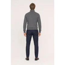Pull col roulé gris — vue de dos porté