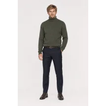 Pull col roulé vert olive — vue décontractée porté main en poche