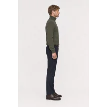 Pull col roulé vert olive — vue profil porté