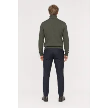 Pull col roulé vert olive — vue de dos porté