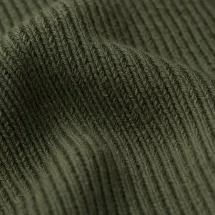 Pull col roulé vert olive — détail macro tissu