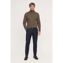 Pull col roulé brun — vue décontractée porté main en poche