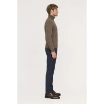 Pull col roulé brun — vue profil porté