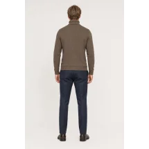 Pull col roulé brun — vue de dos porté