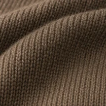 Pull col roulé brun — détail macro tissu