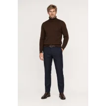 Pull col roulé marron — vue décontractée porté main en poche