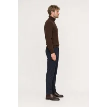 Pull col roulé marron — vue profil porté
