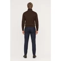 Pull col roulé marron — vue de dos porté