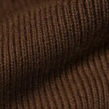 Pull col roulé marron — détail macro tissu