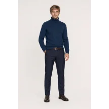 Pull col roulé bleu indigo — vue décontractée porté main en poche