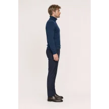 Pull col roulé bleu indigo — vue profil porté