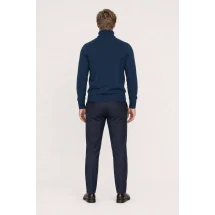 Pull col roulé bleu indigo — vue de dos porté