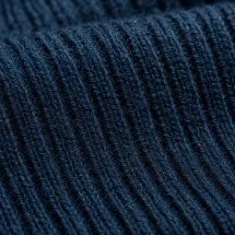 Pull col roulé bleu indigo — détail macro tissu