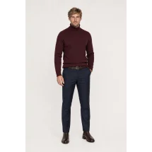 Pull col roulé bordeaux — vue décontractée porté main en poche