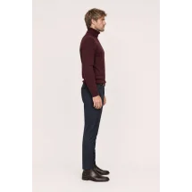 Pull col roulé bordeaux — vue profil porté