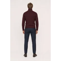 Pull col roulé bordeaux — vue de dos porté