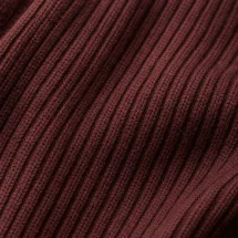 Pull col roulé bordeaux — détail macro tissu