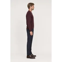 Pull col V bordeaux — vue profil porté