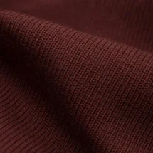 Pull col V bordeaux — détail macro tissu