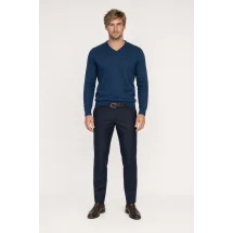 Pull col V bleu indigo — porté face — sur mesure — Costume Privé Paris