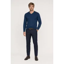 Pull col V bleu indigo — vue décontractée porté main en poche