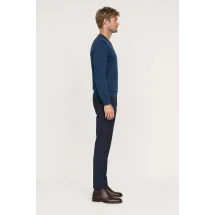 Pull col V bleu indigo — vue profil porté