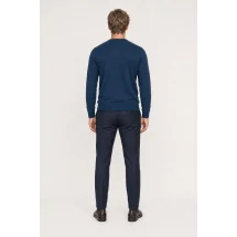 Pull col V bleu indigo — vue de dos porté