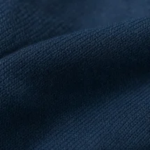 Pull col V bleu indigo — détail macro tissu