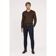 Pull col V marron — vue décontractée porté main en poche