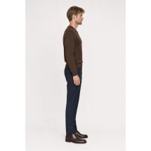 Pull col V marron — vue profil porté