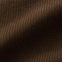 Pull col V marron — détail macro tissu