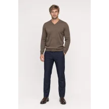 Pull col V brun — vue décontractée porté main en poche