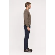 Pull col V brun — vue profil porté