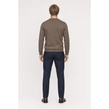 Pull col V brun — vue de dos porté