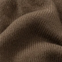 Pull col V brun — détail macro tissu
