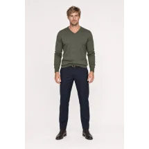 Pull col V vert olive — porté face — sur mesure — Costume Privé Paris