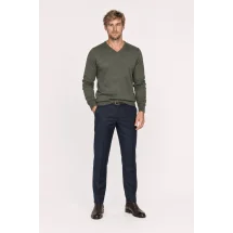 Pull col V vert olive — vue décontractée porté main en poche