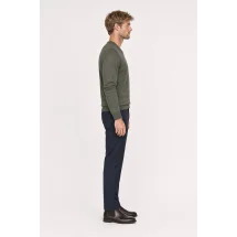Pull col V vert olive — vue profil porté