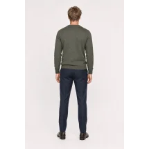 Pull col V vert olive — vue de dos porté