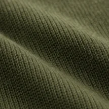 Pull col V vert olive — détail macro tissu