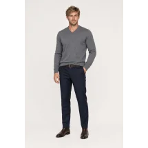 Pull col V gris — vue décontractée porté main en poche
