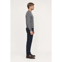 Pull col V gris — vue profil porté