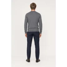 Pull col V gris — vue de dos porté