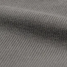 Pull col V gris — détail macro tissu