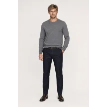 Pull col rond gris — vue décontractée porté main en poche
