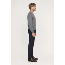 Pull col rond gris — vue profil porté
